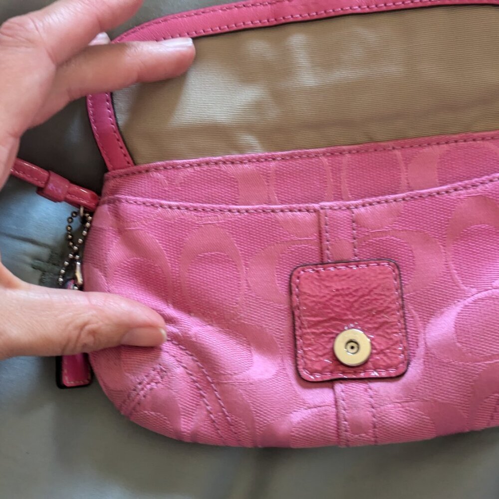 Vintage Coach Y2K Pink Signature Soho Buckle Wristlet - Picture 4 of 5